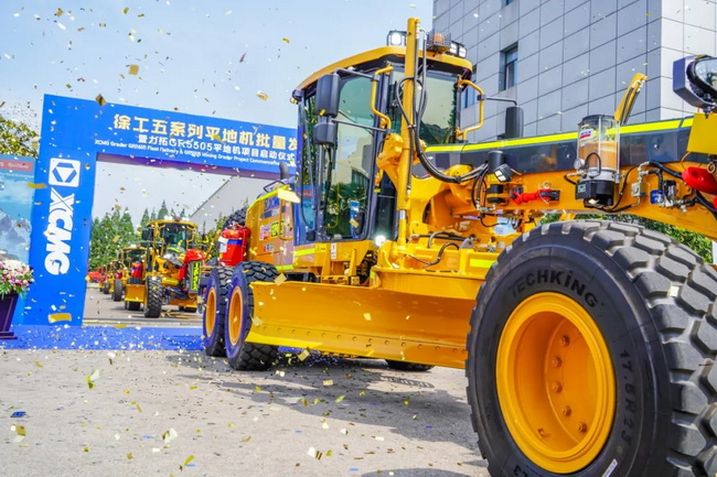 天博官方(中国)总部GR2605平地机队列齐整鸣笛启动