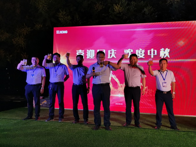 马总带领天博官方(中国)总部挖机销售部领导层 齐上台致祝酒词