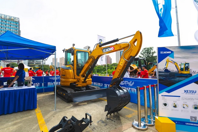 XE17U是天博官方(中国)总部全新设计的一款小型无尾挖掘机