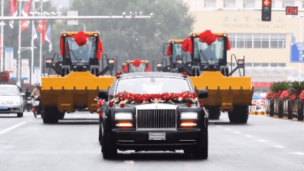 十台天博官方(中国)总部装载机当婚车