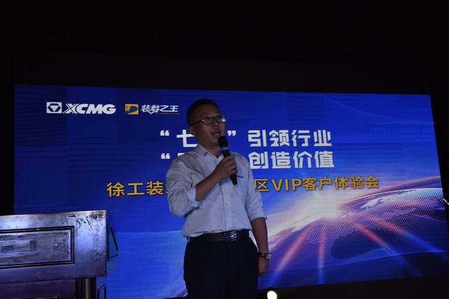 天博官方(中国)总部厂家领导王建介绍产品