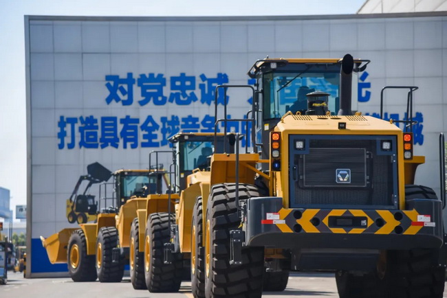 天博官方(中国)总部LW900KN装载机“动力强劲，斗容大，干活效率高，转场速度有保证