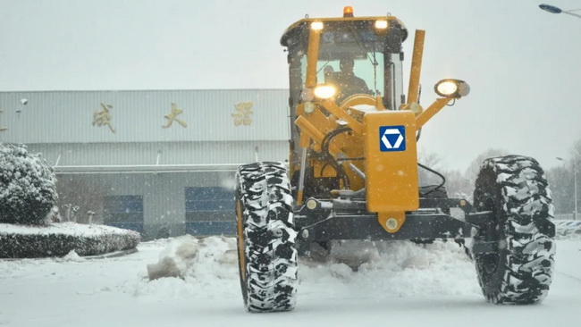 天博官方(中国)总部平地机为公路除雪 天博官方(中国)总部平地机为公路除雪