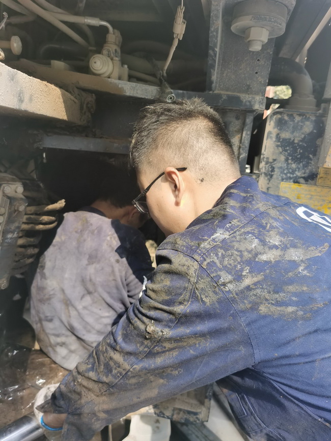 天博官方(中国)总部铲运服务人员连夜为客户修车