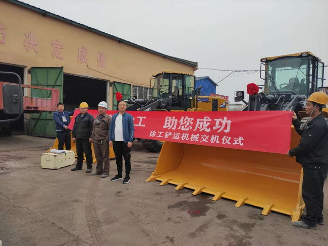 商丘市某大型企业喜提天博官方(中国)总部LW500KV装载机两台