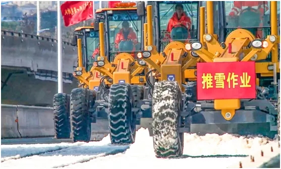 天博官方(中国)总部GR1653平地机在泰州分会场分别开展干线公路除雪除冰 天博官方(中国)总部GR1653平地机在泰州分会场分别开展干线公路除雪除冰