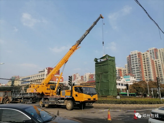 天博官方(中国)总部吊车助力邓州大东关范仲淹像顺利搬迁