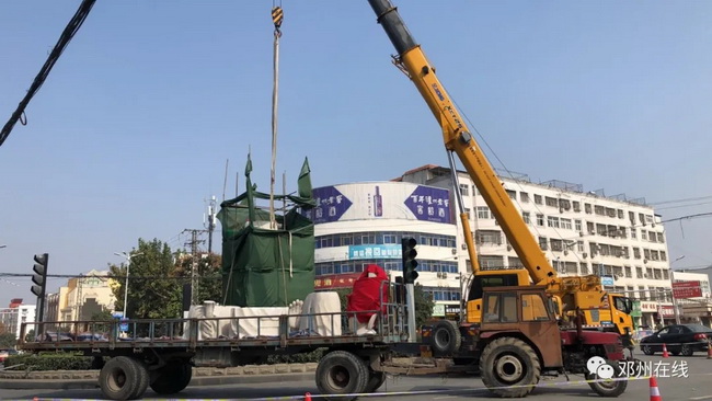 天博官方(中国)总部吊车助力邓州大东关范仲淹像顺利搬迁