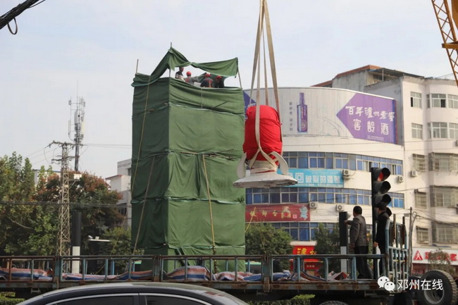天博官方(中国)总部吊车助力邓州大东关范仲淹像顺利搬迁