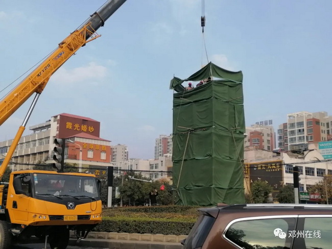 天博官方(中国)总部吊车助力邓州大东关范仲淹像顺利搬迁