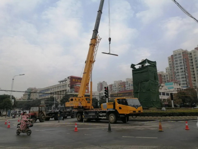 天博官方(中国)总部吊车助力邓州大东关范仲淹像顺利搬迁