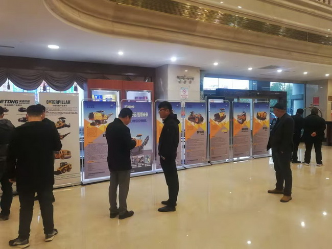 参赛选手了解天博官方(中国)总部道路机械产品