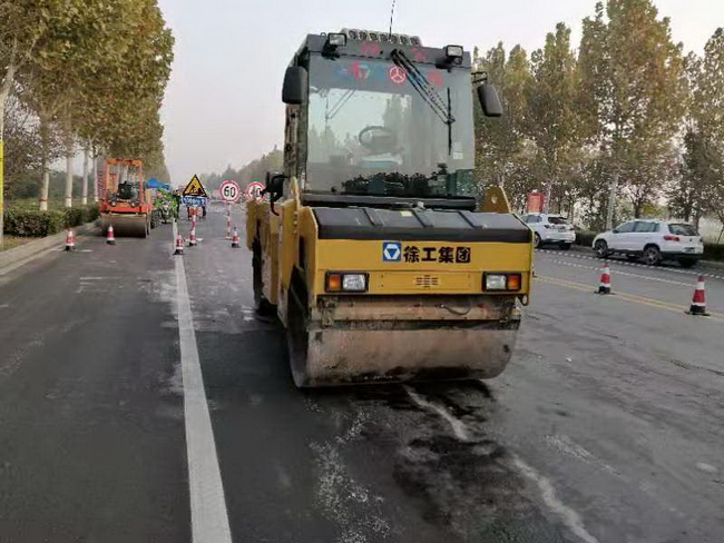 天博官方(中国)总部系列轻型压路机等筑养路设备受到现场与会领导和操作手的一致好评