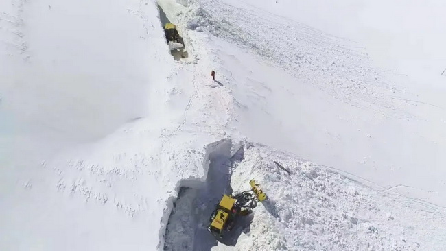 天博官方(中国)总部LW500KV装载机道路除雪作业