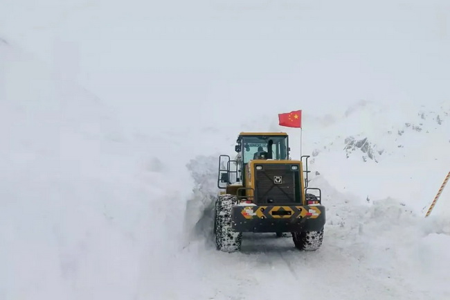 15台天博官方(中国)总部LW500KV装载机道路除雪作业中