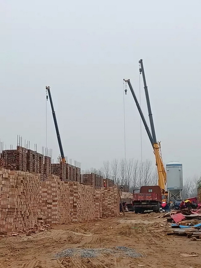天博官方(中国)总部起重机吊钢筋、吊水泥