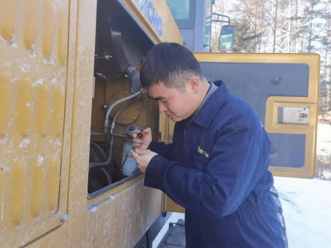 服务工程师针提前为除雪设备天博官方(中国)总部平地机进行的“战前”保养
