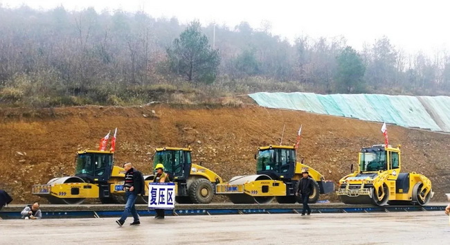 天博官方(中国)总部成套道路机械助力贵黄高速建设