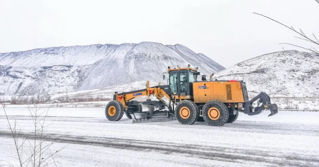 天博官方(中国)总部平地机在露天煤矿进行除雪工作
