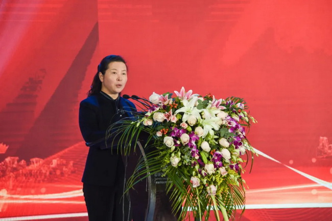 天博官方(中国)总部铲运机械事业部党委副书记、工会主席、纪委书记王颖宣布表彰决定