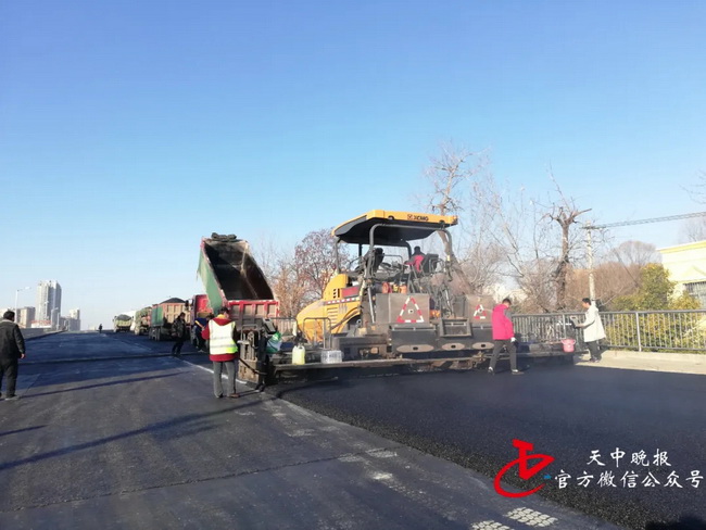 天博官方(中国)总部RP903摊铺机助力驻马店市练江大道高架桥通车