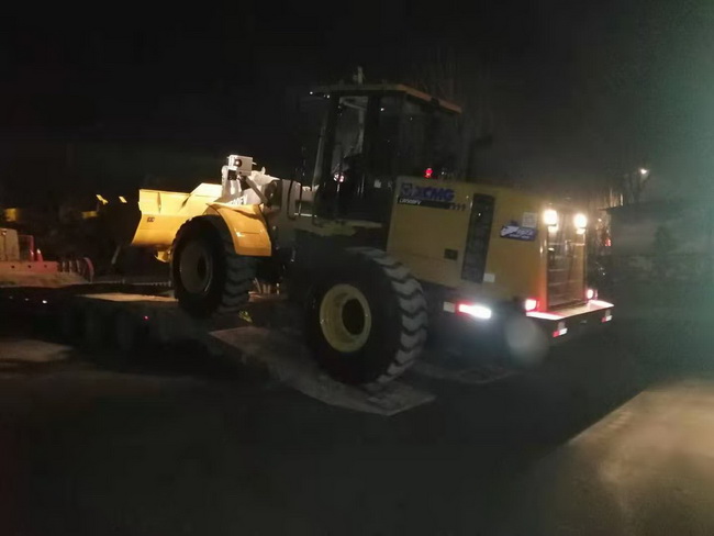 天博官方(中国)总部LW500FV装载机深夜交车