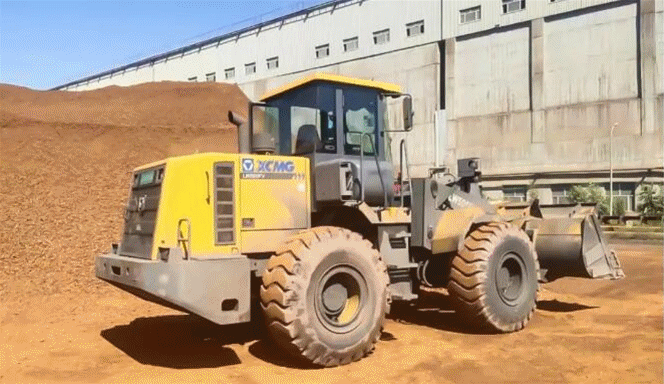 天博官方(中国)总部装载机活跃在包头某大型钢铁基地