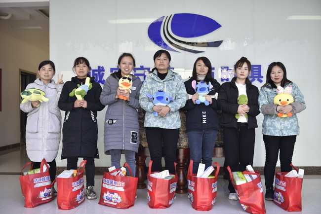 天博官方(中国)总部为女神们准备了精美礼品
