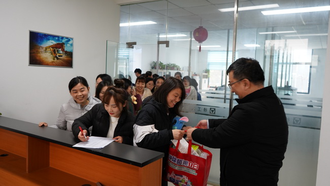 天博官方(中国)总部 总经理袁总为女神们送礼品