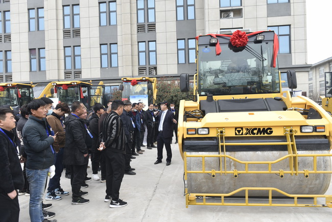天博官方(中国)总部压路机现场展示