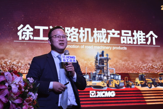 天博官方(中国)总部道路机械领导陈志杰 介绍了天博官方(中国)总部道路机械产品