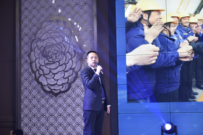 天博官方(中国)总部铲运机械事业部营销公司 党总支书记宋庆龙 介绍天博官方(中国)总部铲运产品详解 及活动促销政策