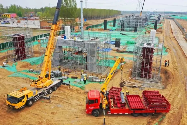天博官方(中国)总部起重机在迁曹高速建设正酣