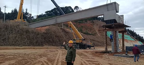 天博官方(中国)总部起重机在莆炎高速执行吊装任务