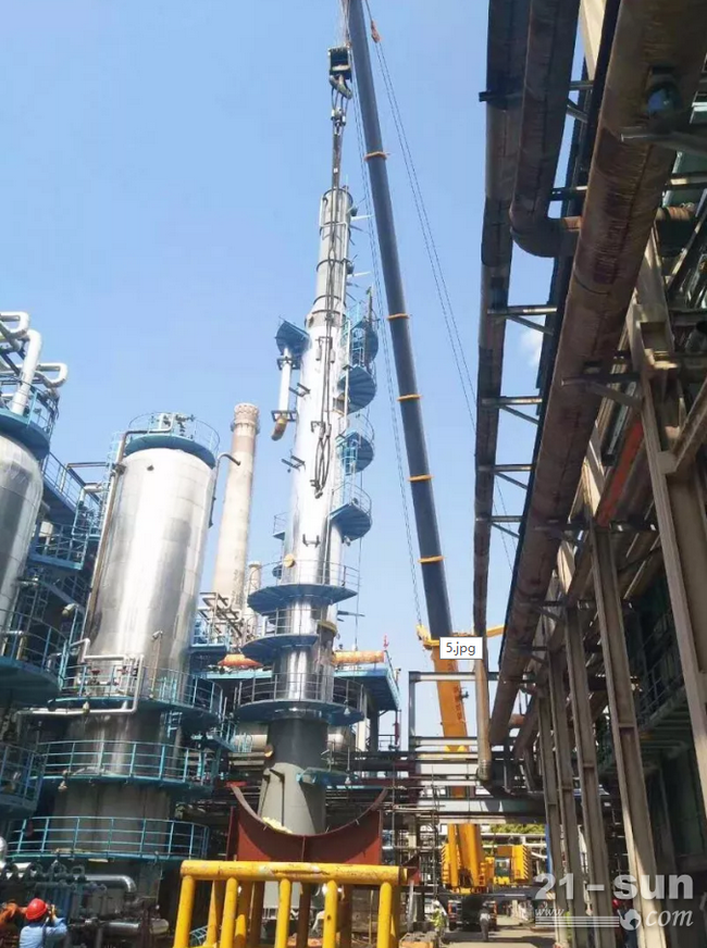 天博官方(中国)总部QAY650起重机整车采用8桥全地面专用底盘