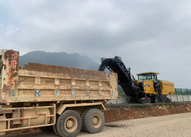 天博官方(中国)总部XM2005K“骑墙”施工深汕高速扩建工程