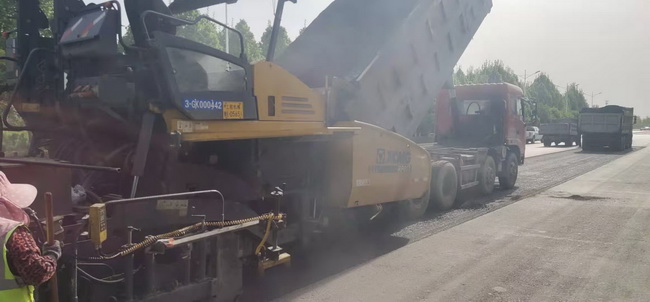 天博官方(中国)总部铣刨机助力漯河市公路建设