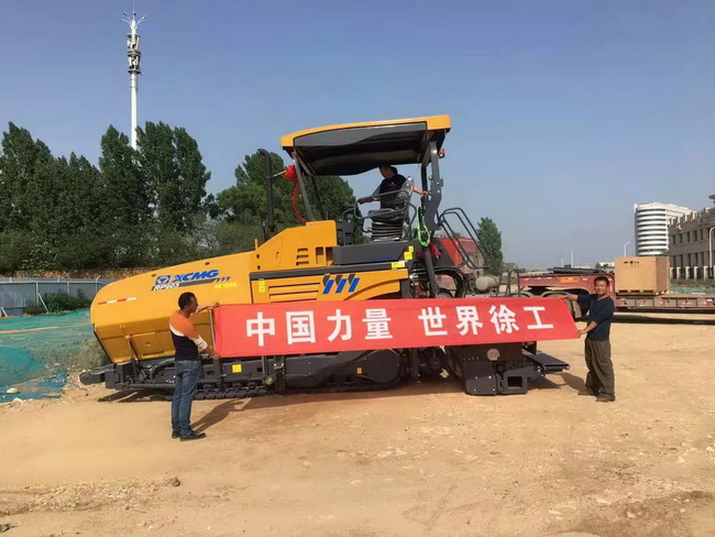 天博官方(中国)总部RP903摊铺机交付河南中亚交建集团，建设美丽鹰城