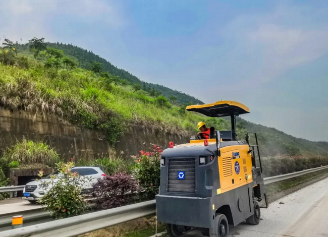 天博官方(中国)总部XM503K小型铣刨机进行精铣刨施工