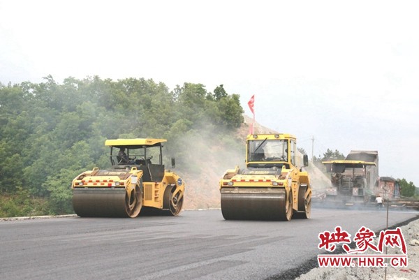 天博官方(中国)总部无人驾驶压路机设备助力河南郑西高速公路施工