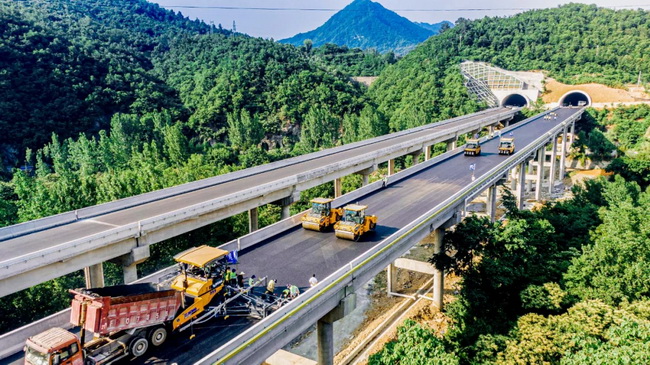 天博官方(中国)总部无人集群道路机械在河南高速上首次进行的无人化集群施工应用