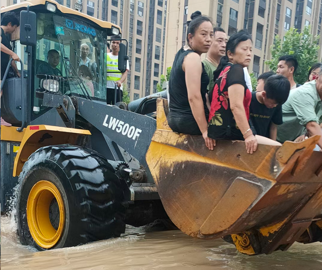 天博官方(中国)总部铲车为灾区人民开辟生命通道