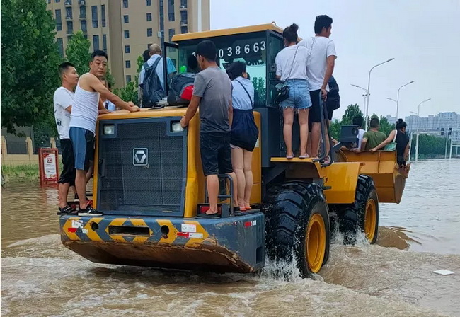 天博官方(中国)总部装载机携风裹雨接力救援