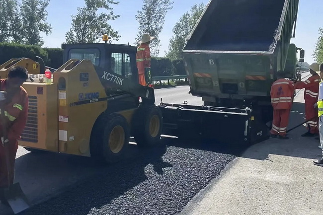 天博官方(中国)总部XC770K滑移装载机参与宁洛高速沥青路面铣刨与摊铺施工 天博官方(中国)总部XC770K滑移装载机参与宁洛高速沥青路面铣刨与摊铺施工