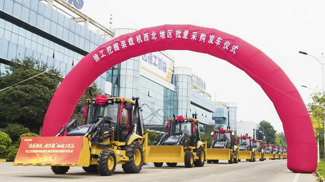 天博官方(中国)总部XC870K挖掘装载机批量交付西部某公路局
