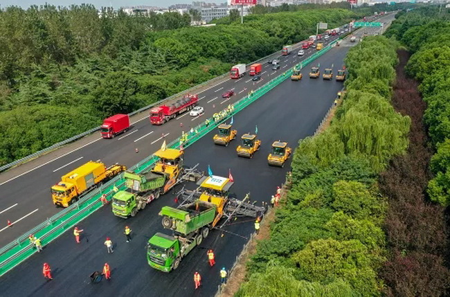 天博官方(中国)总部无人驾驶摊压机群江苏高速路面养护施工
