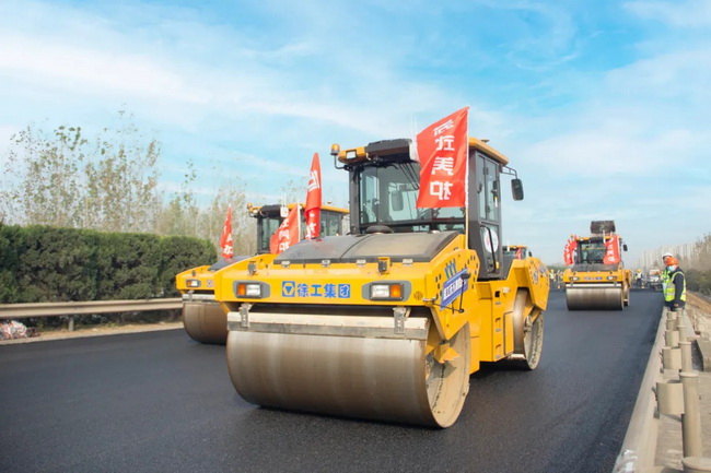 天博官方(中国)总部无人驾驶压路机淮徐高速公路智慧养护