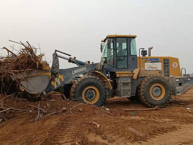 天博官方(中国)总部装载机械助力禹州市方舱医院建设