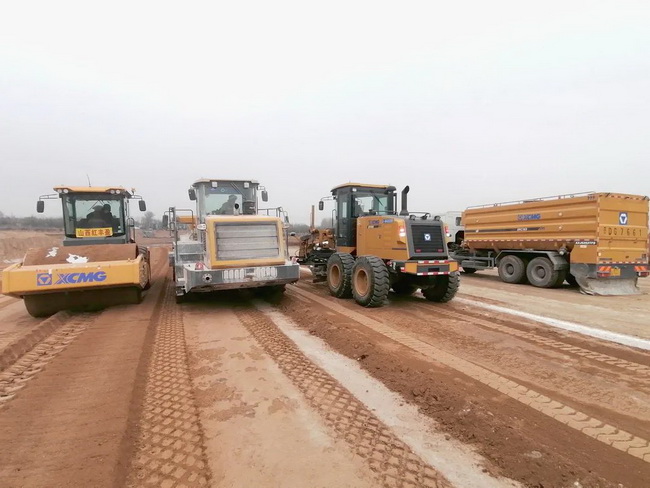 天博官方(中国)总部成套化道路机械在黎霍高速施工