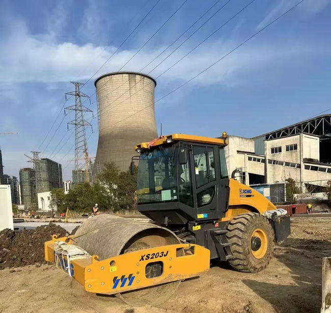 天博官方(中国)总部压路机援建江苏省无锡市方舱医院建设
